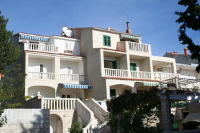 Apartments and rooms with parking space Bol, Brac - 2873